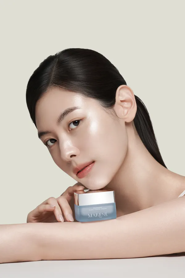 마렌느 인물 제품 촬영 — 무지 배경 · 클로즈업 · 주색 화이트·베이지