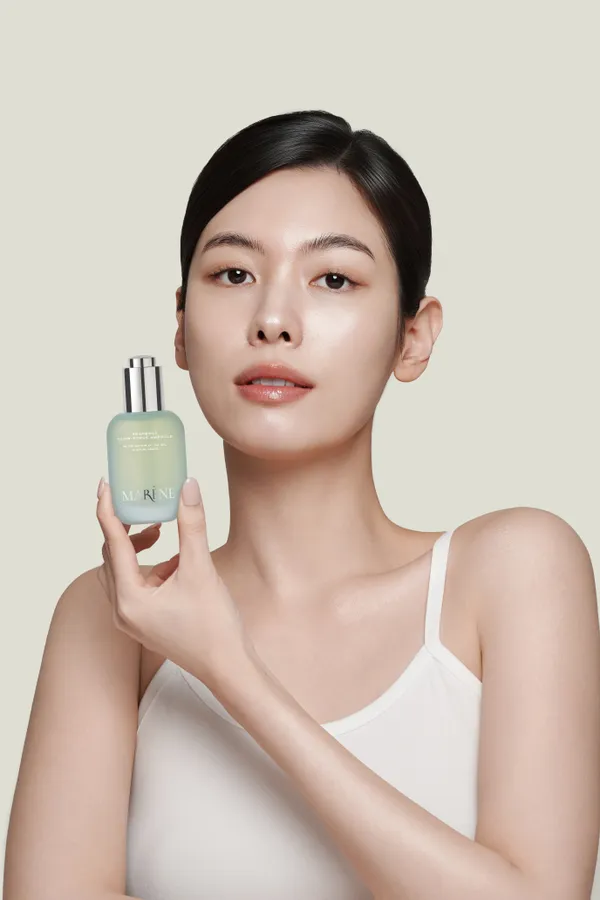 마렌느 화장품 제품 촬영 — 무지 배경 · 미디엄 · 모델 컷 (7/19)