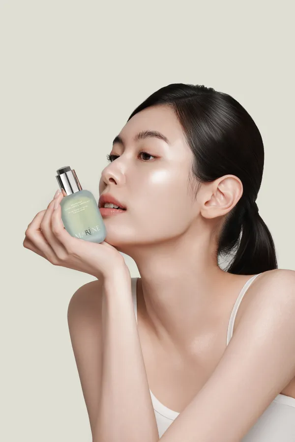 마렌느 화장품 제품 촬영 — 무지 배경 · 미디엄 · 모델 컷 (6/19)