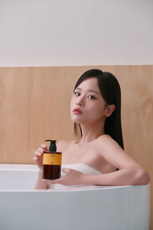 라피끄 화장품 제품 촬영 — 스튜디오 연출 배경 · 미디엄 · 모델 컷 (7/27)