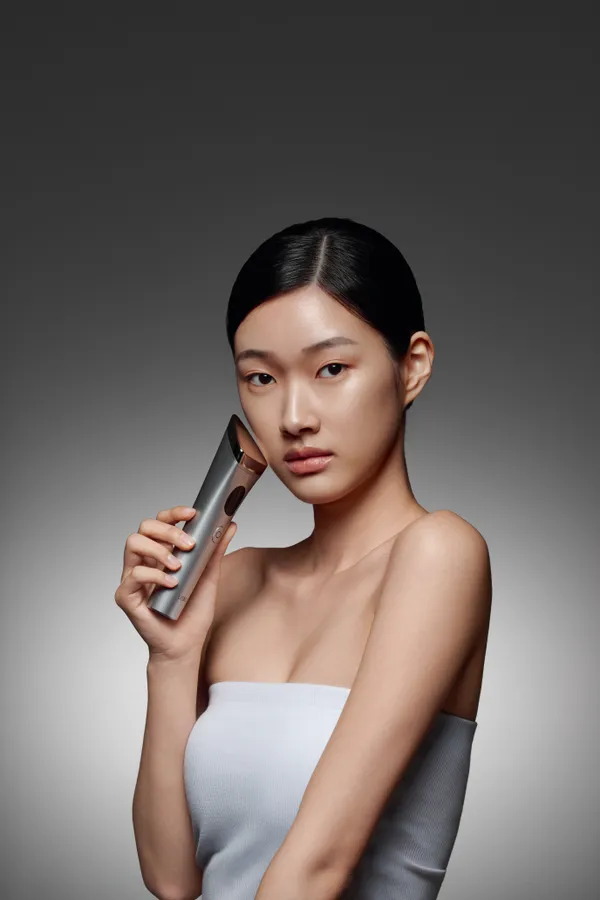 리베디 인물 제품 촬영 — 무지 배경 · 미디엄 · 주색 베이지·그레이·블랙