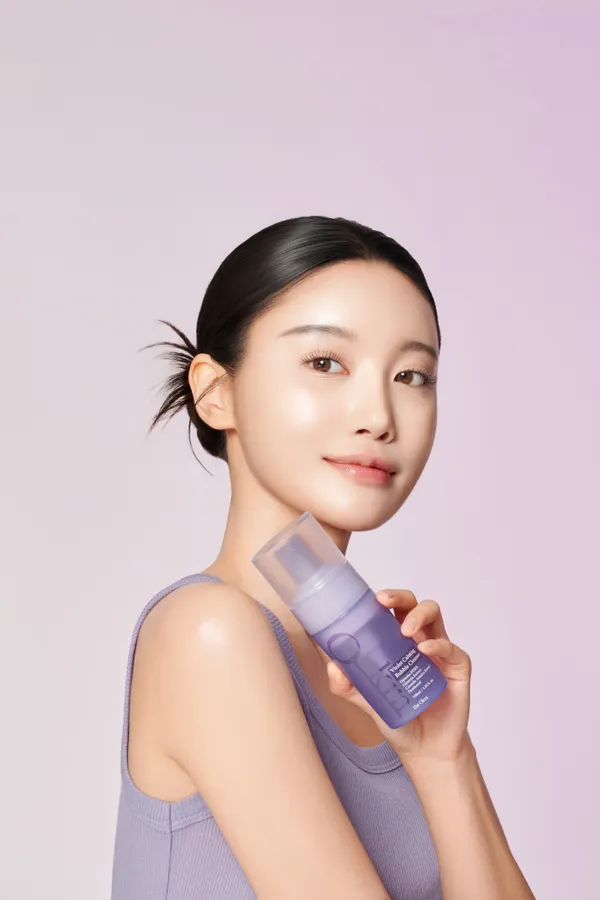 디오크라 화장품 제품 촬영 — 무지 배경 · 클로즈업 · 모델 컷 (7/11)