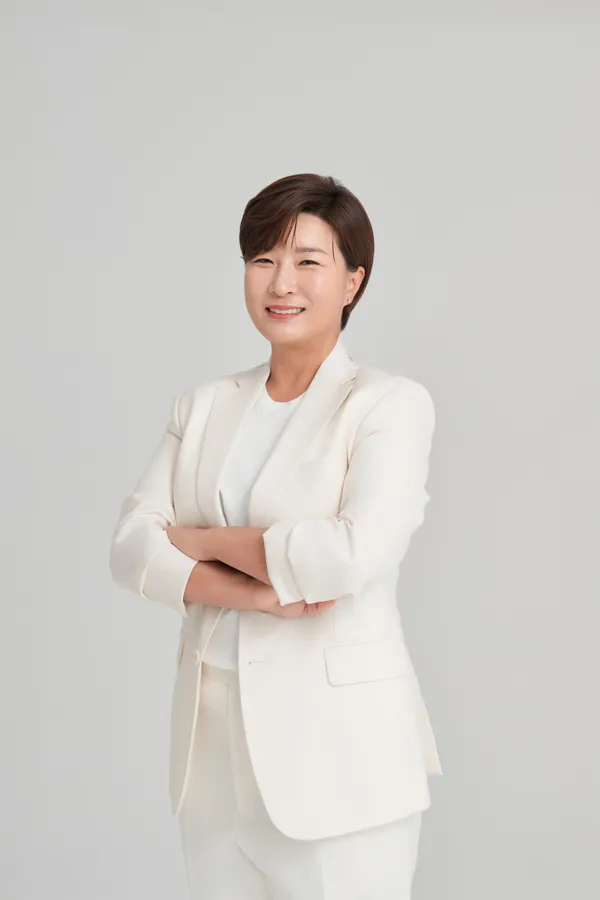 CJ온스타일 인물 제품 촬영 — 무지 배경 · 미디엄 · 모델 컷 (6/6)