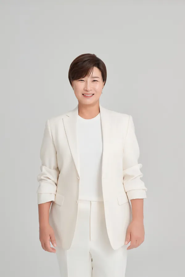 CJ온스타일 인물 제품 촬영 — 무지 배경 · 미디엄 · 모델 컷 (5/6)