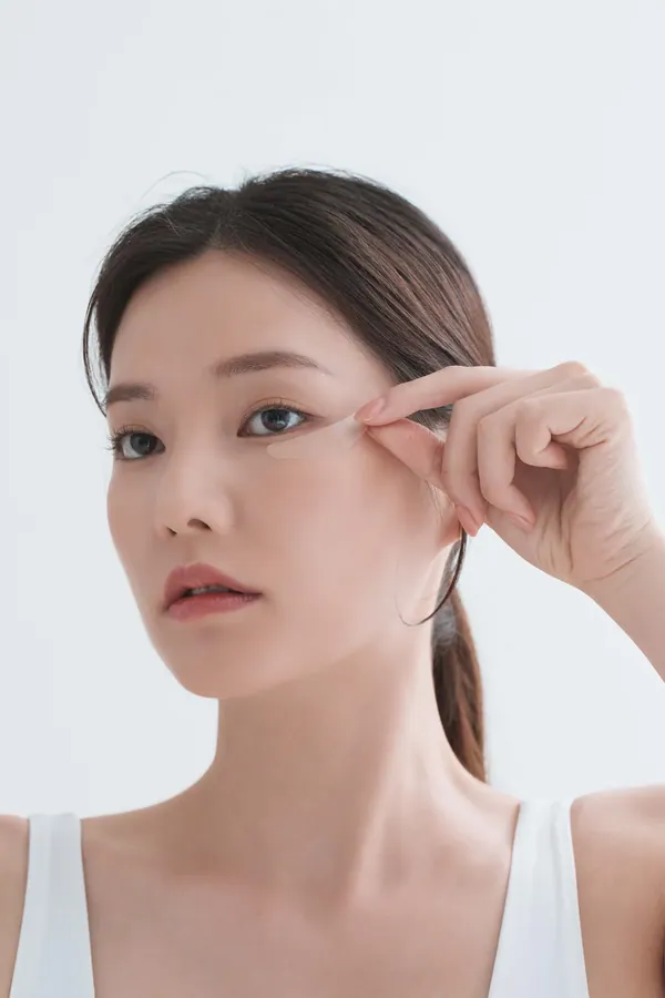 슬로우랩 화장품 제품 촬영 — 무지 배경 · 클로즈업 · 모델 컷 (4/4)