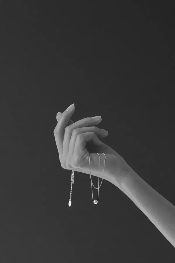 아닐로 패션잡화 제품 촬영 — 무지 배경 · 미디엄 · 손·부분 컷 (5/10)