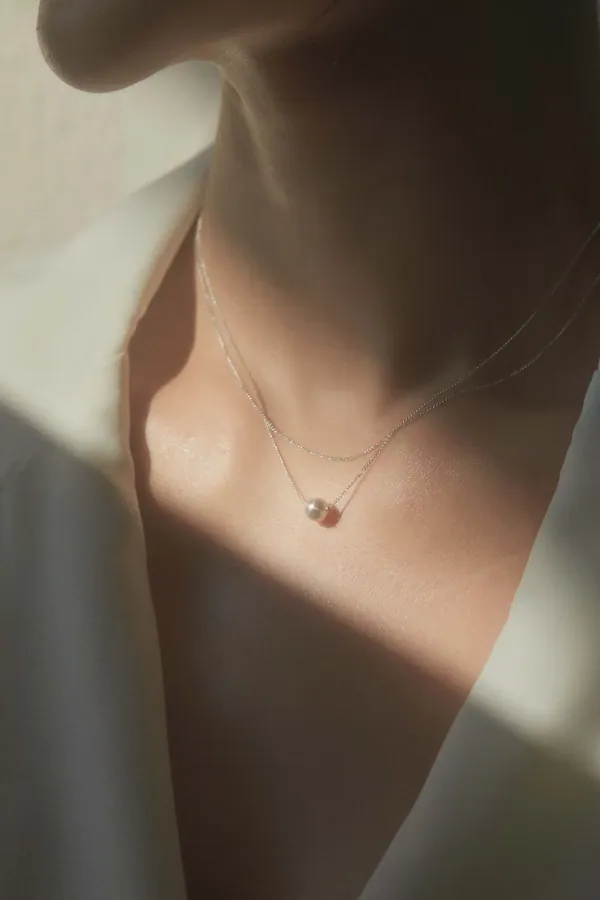 아닐로 패션잡화 제품 촬영 — 스튜디오 연출 배경 · 클로즈업 · 손·부분 컷 (8/10)