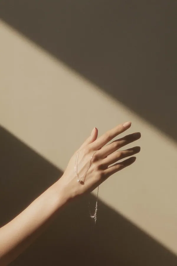 아닐로 패션잡화 제품 촬영 — 무지 배경 · 클로즈업 · 손·부분 컷 (4/10)